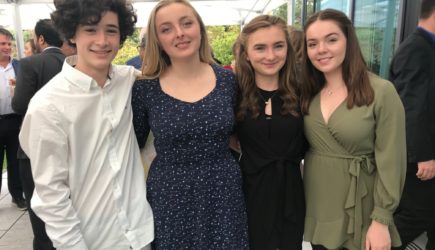 St. Kilian’s Schüler singen bei Botschaftsempfang