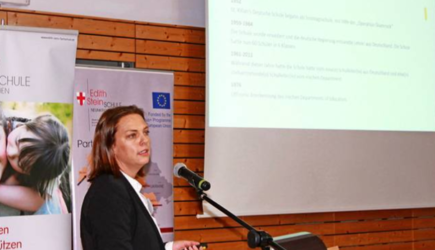 Unsere Kindergärtnerin Leonie Weimann spricht auf der Konferenz zum Thema “Frühkindliche Zwei- und Mehrsprachigkeit” in Deutschland