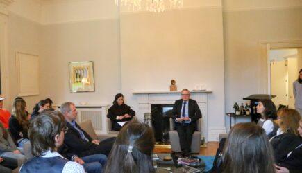 Zum Deutsch-Französischen Freundschaftstag besuchen die EU/MUN Schüler die Residenz des deutschen Botschafters