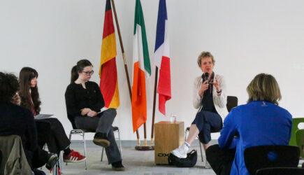 PolSoc Schüler und Mitglieder des EU/MUN-Clubs begrüßen Ivana Bacik, Abgeordnete und Vorsitzende der Labour Party, zu einer Frage-und-Antwort-Runde